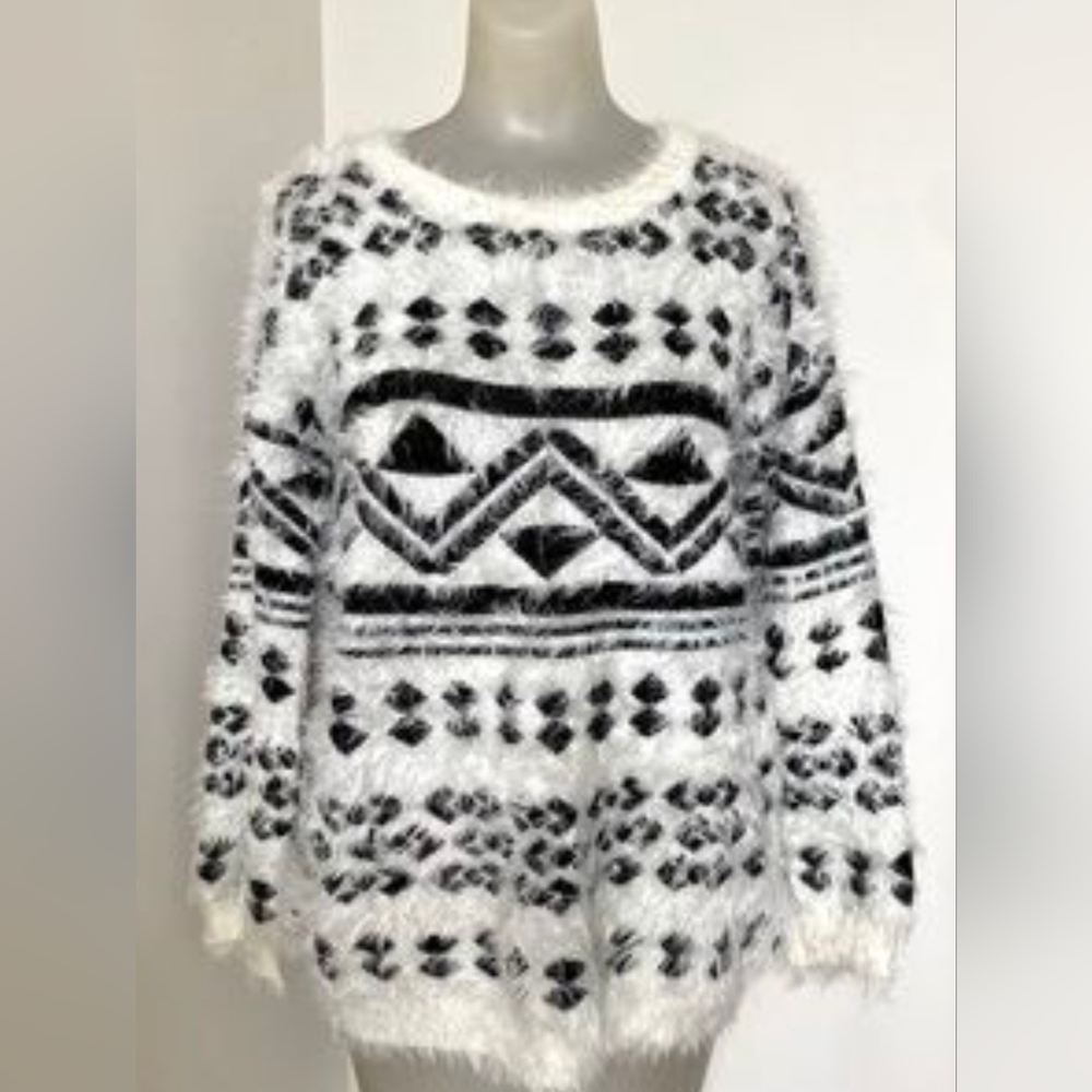 XXl. Black and White Geometric Sweater